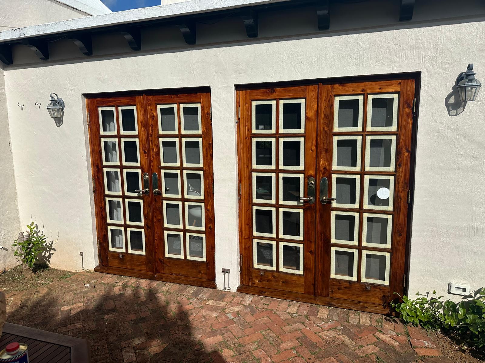 Deck staining and refinishing Bermuda